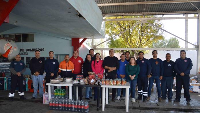 Llega ‘Santa’ a Bomberos