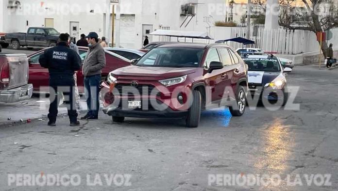 Le pega a auto de empleado del IMSS