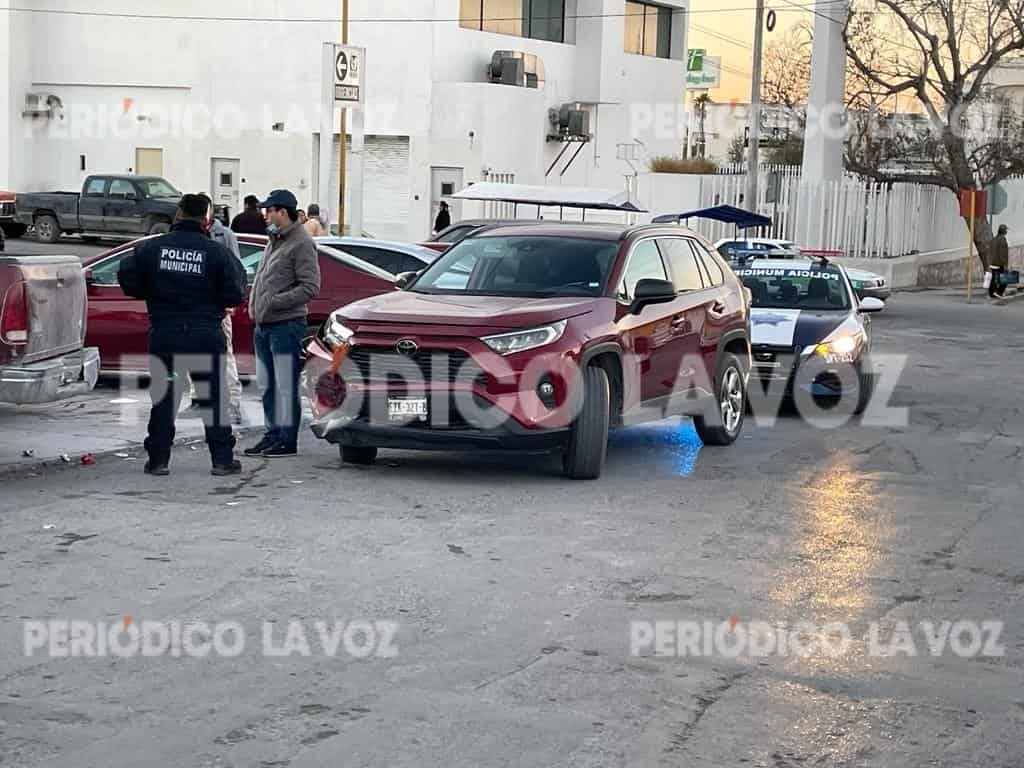 Le pega a auto de empleado del IMSS