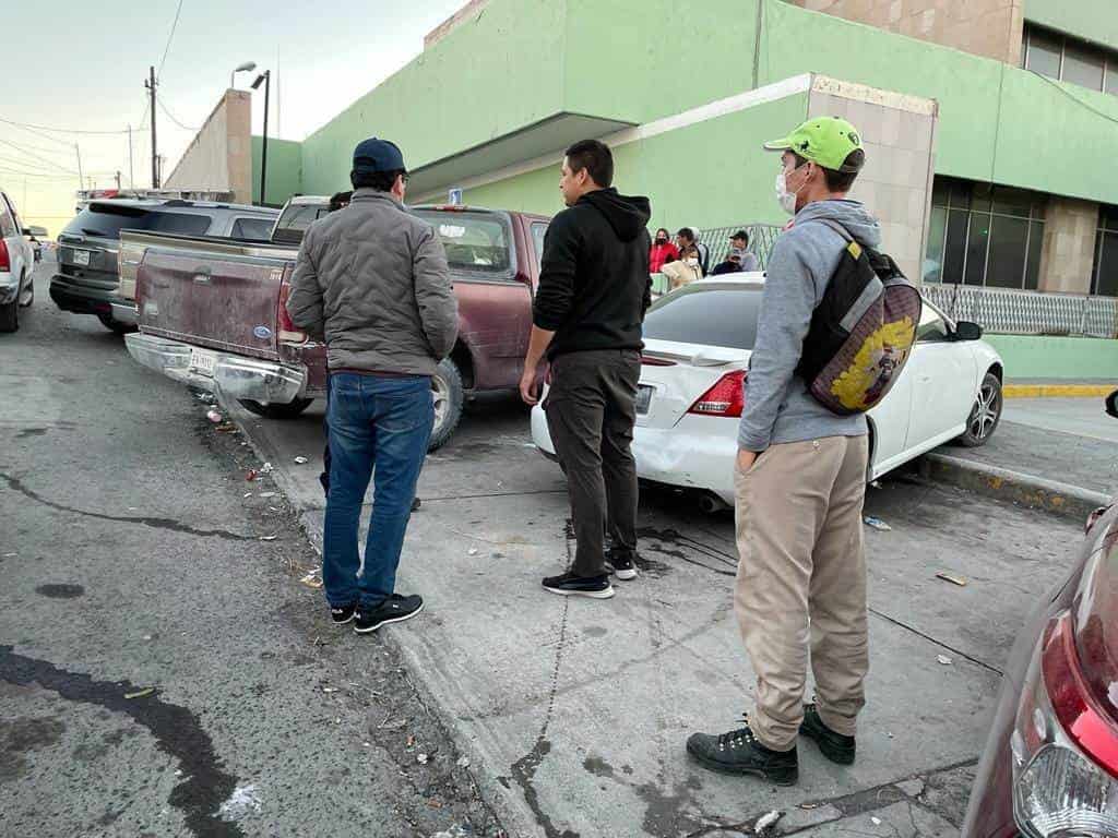 Le pega a auto de empleado del IMSS