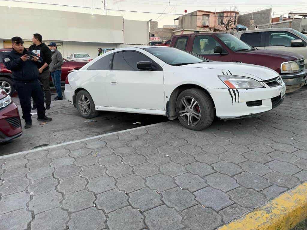 Le pega a auto de empleado del IMSS