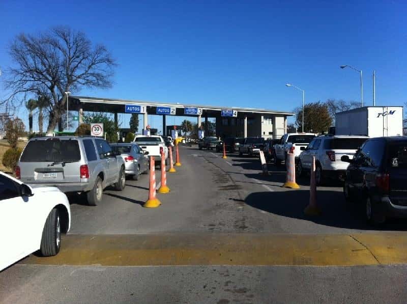 Hombre FALLECE DE UN INFARTO esperando en la fila del PUENTE INTERNACIONAL