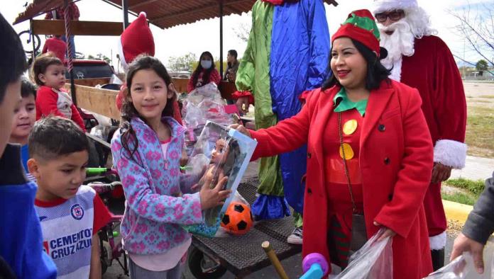 Niños de San Buena reciben regalos