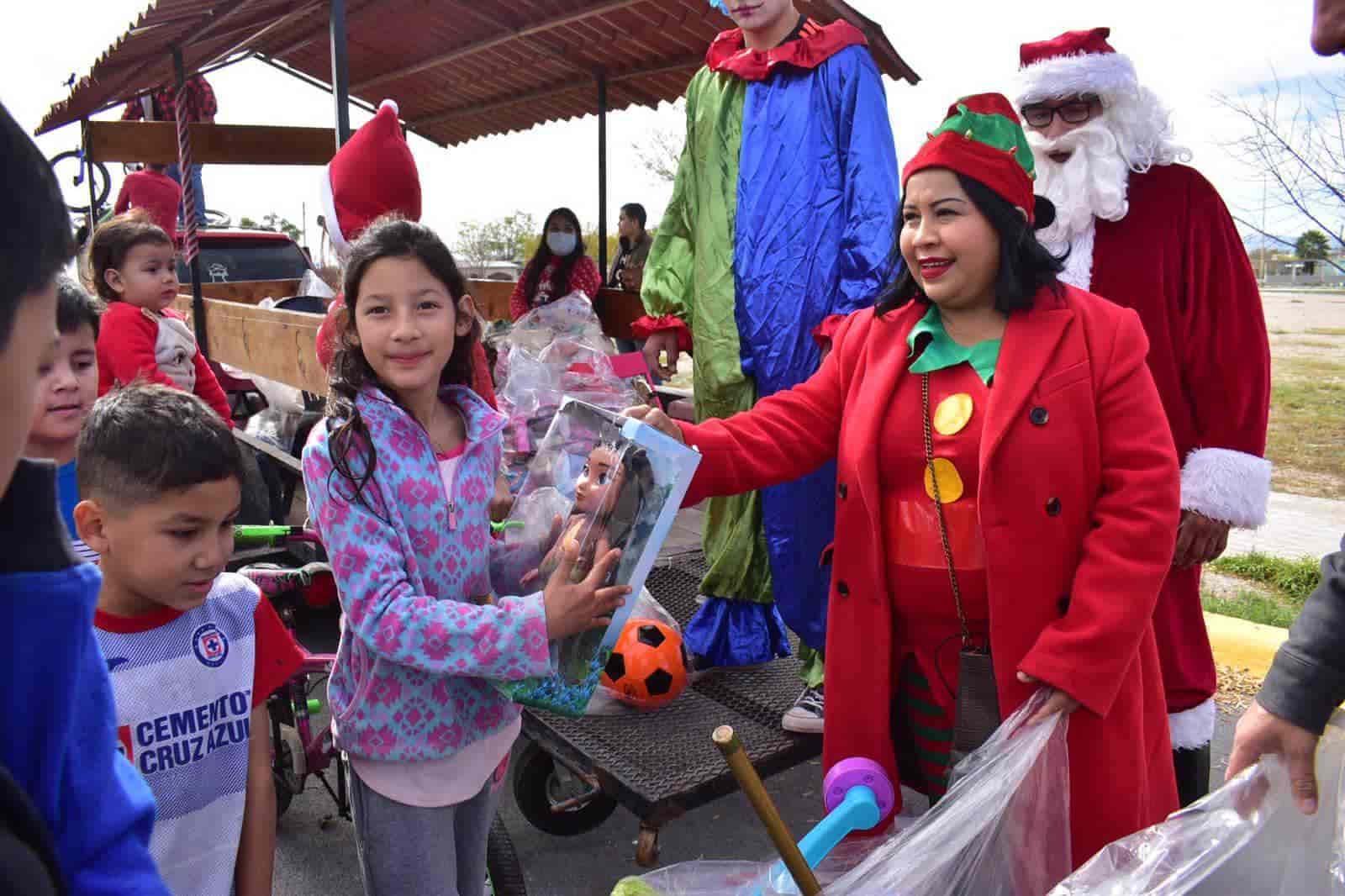 Niños de San Buena reciben regalos