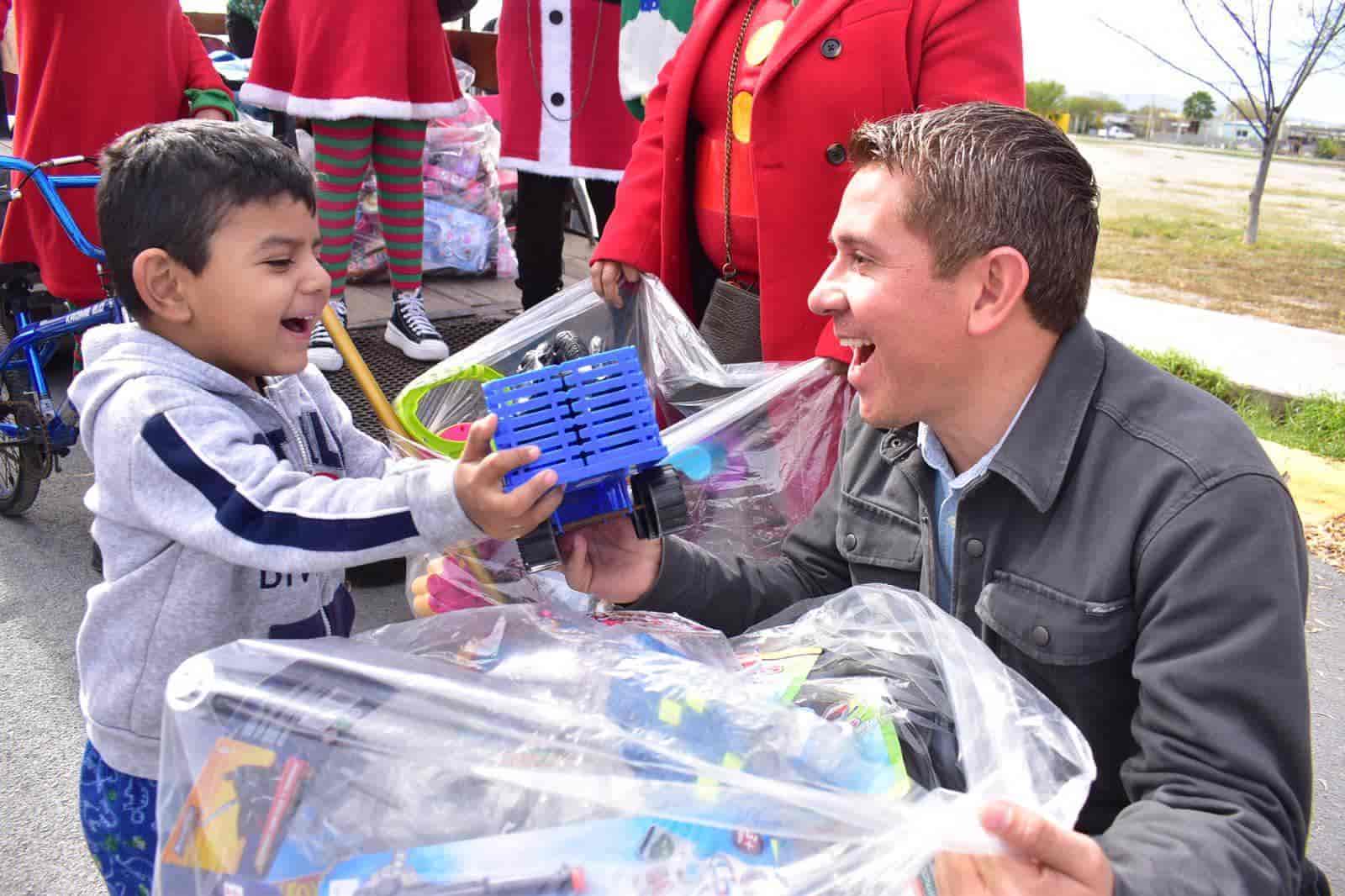 Niños de San Buena reciben regalos