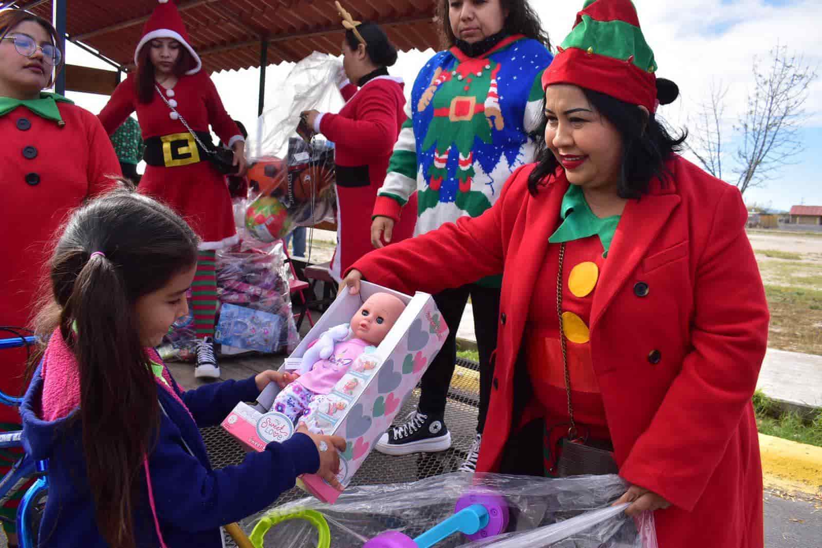 Niños de San Buena reciben regalos