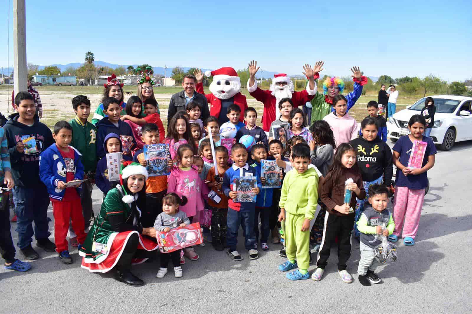 Niños de San Buena reciben regalos