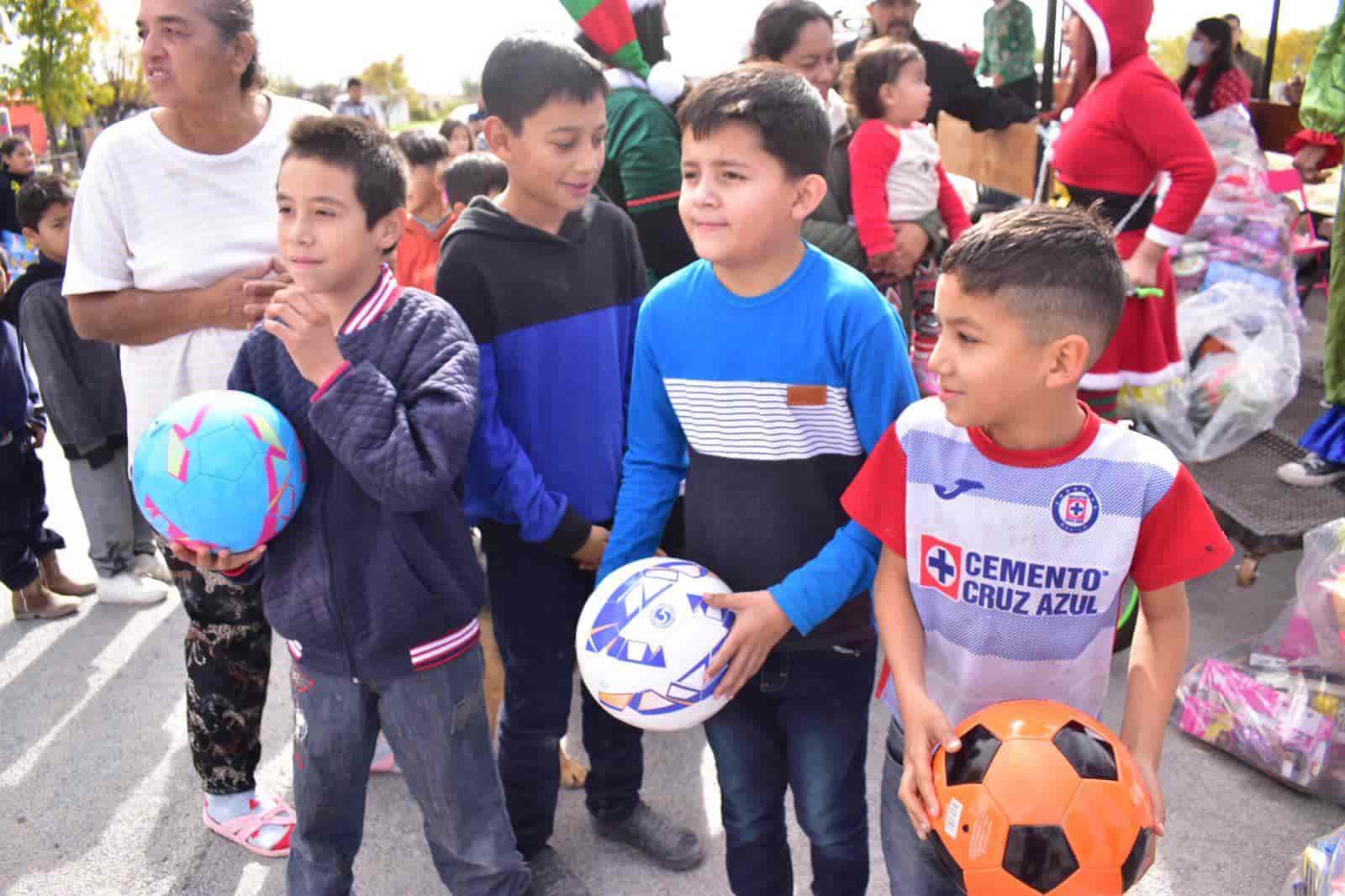 Niños de San Buena reciben regalos