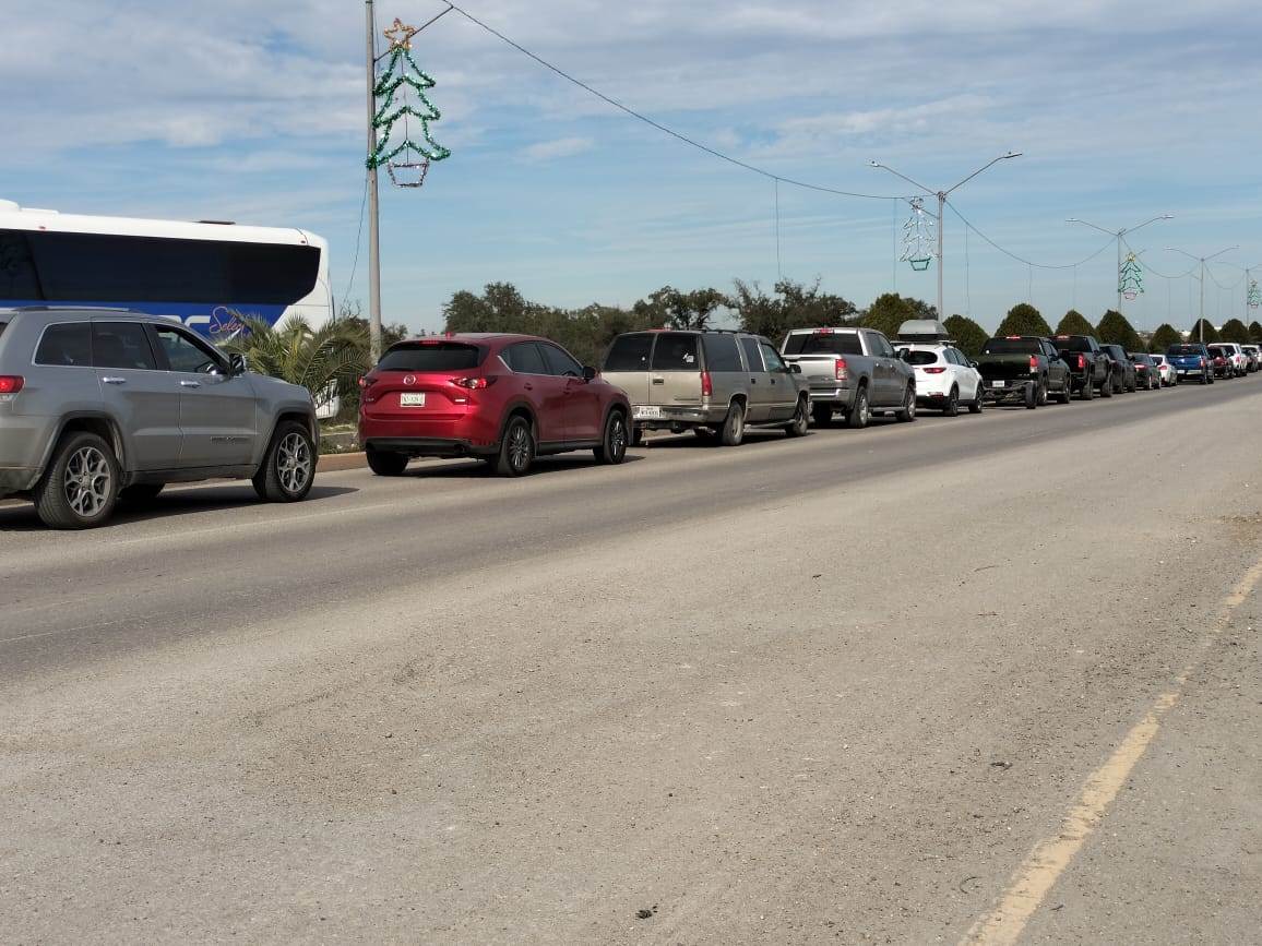 ¡Directo a tu auto! Ofrecen servicio de comida en las filas del puente