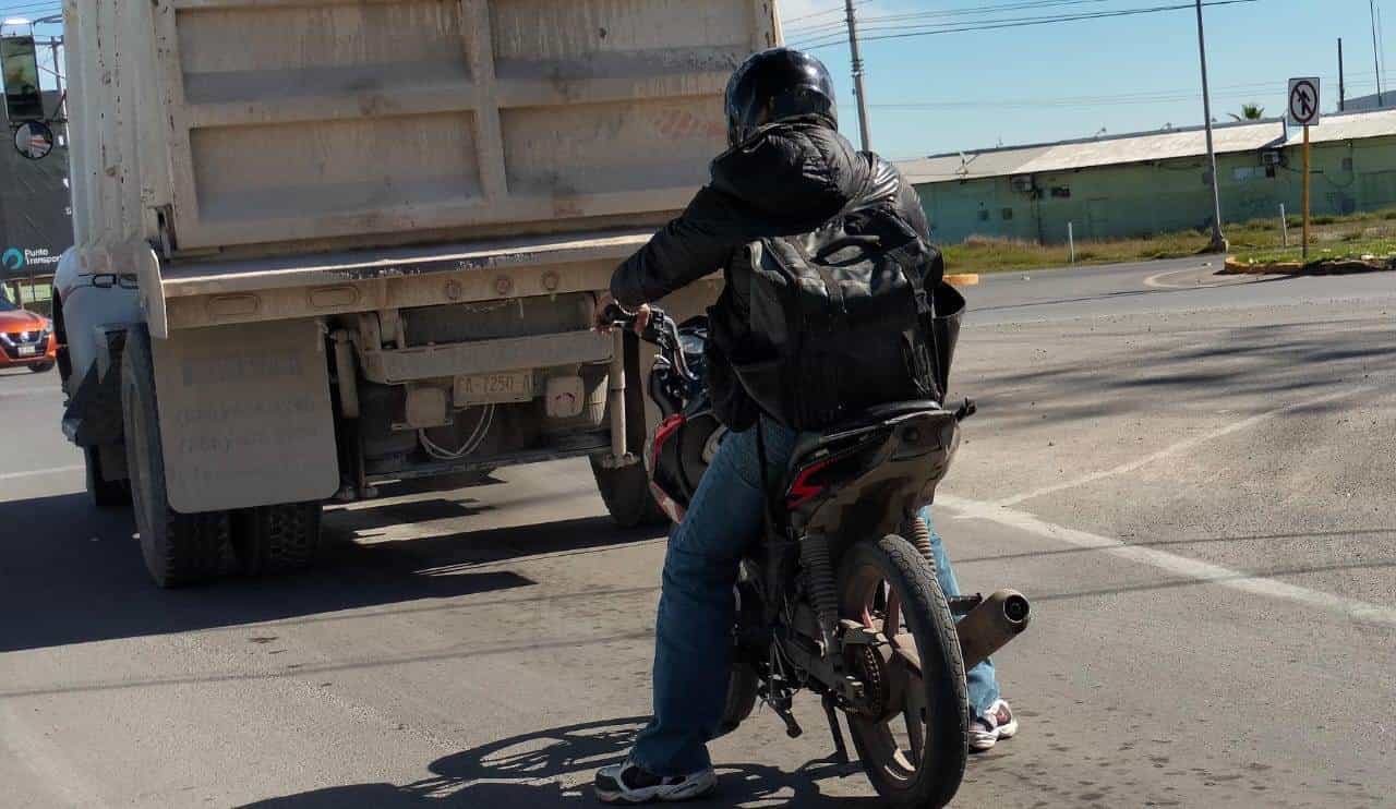 ¡Directo a tu auto! Ofrecen servicio de comida en las filas del puente