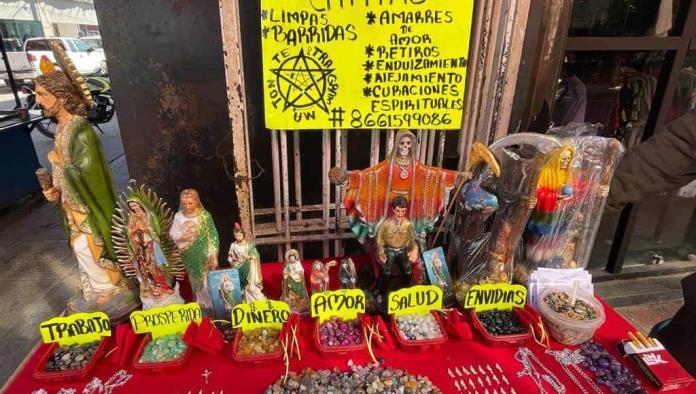 Ofrece amuletos para las malas vibras