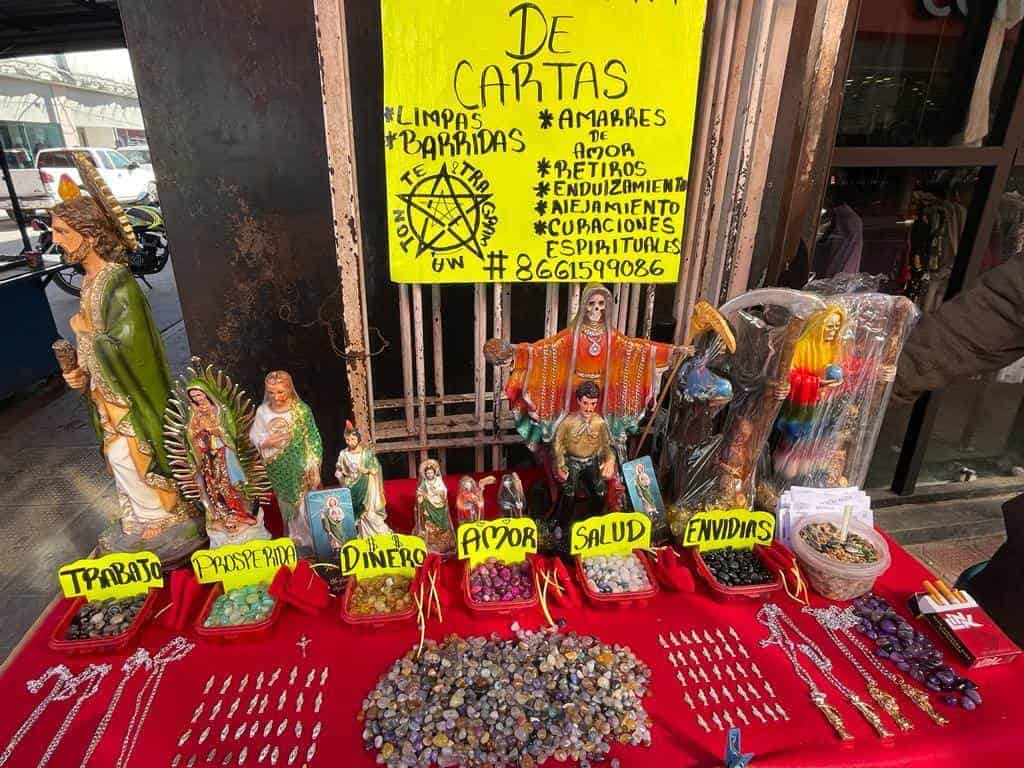 Ofrece amuletos para las malas vibras