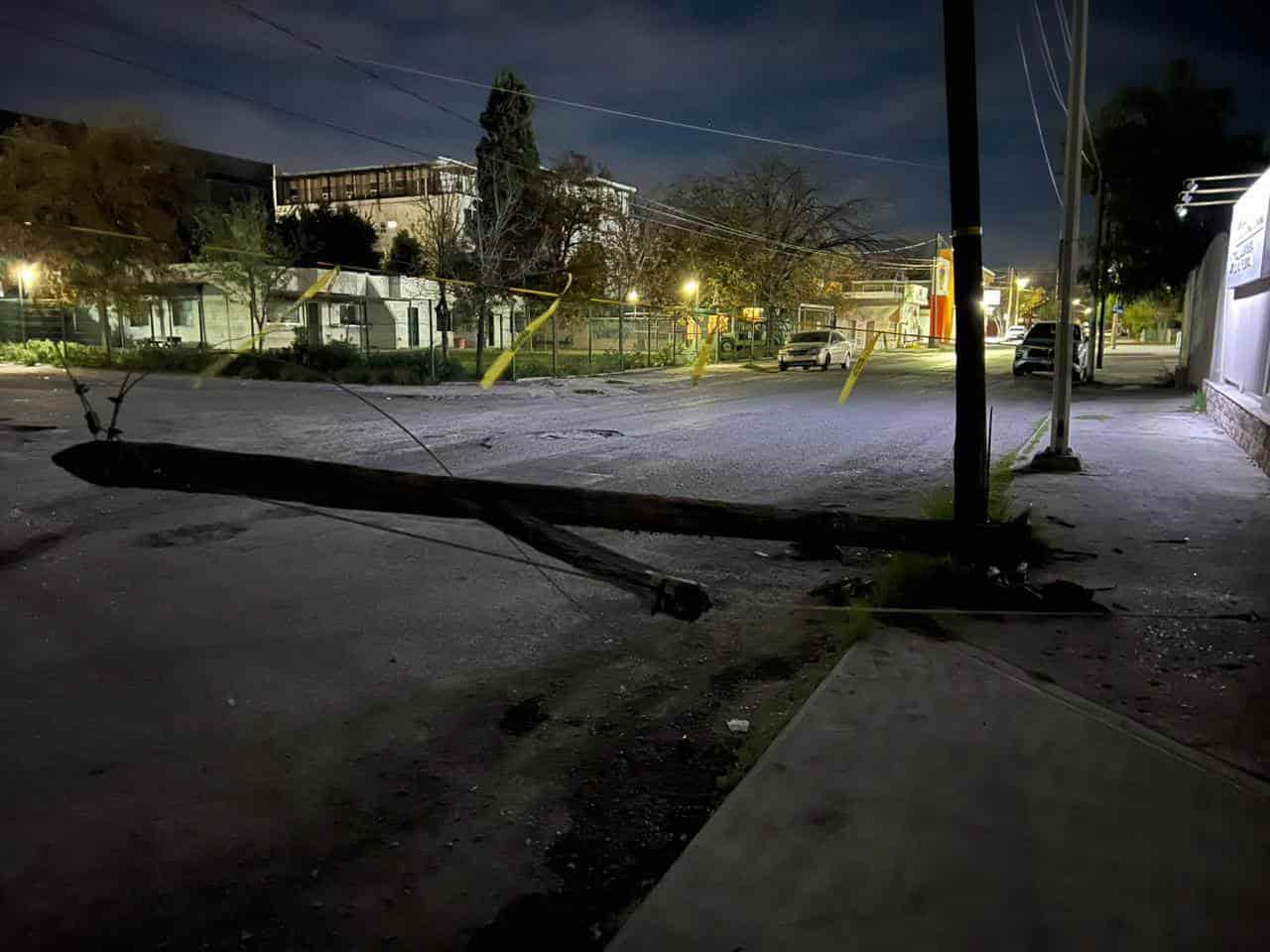 Se estrella en poste y lo parte a la mitad