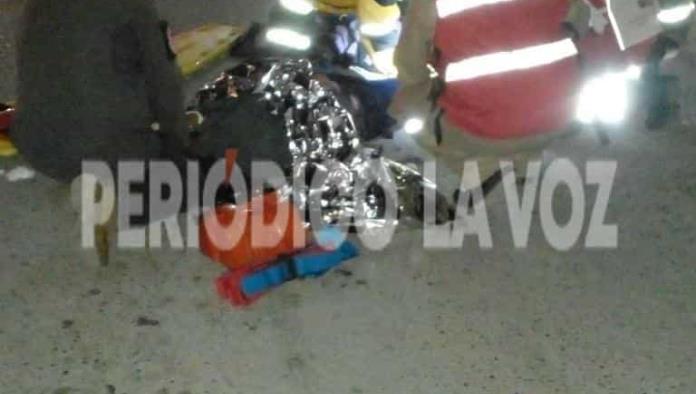 Sale ‘volando’ de moto al chocar con camioneta