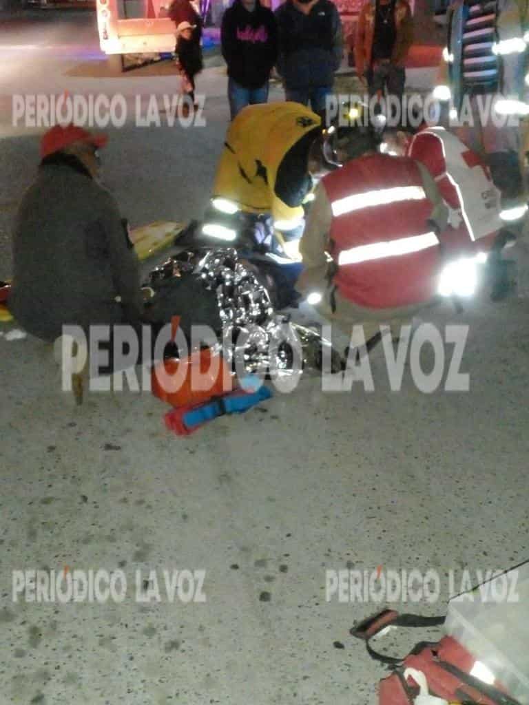 Sale ‘volando’ de moto al chocar con camioneta