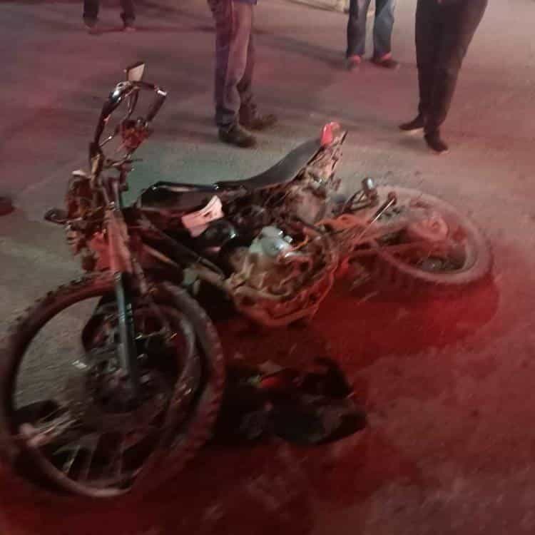 Sale ‘volando’ de moto al chocar con camioneta