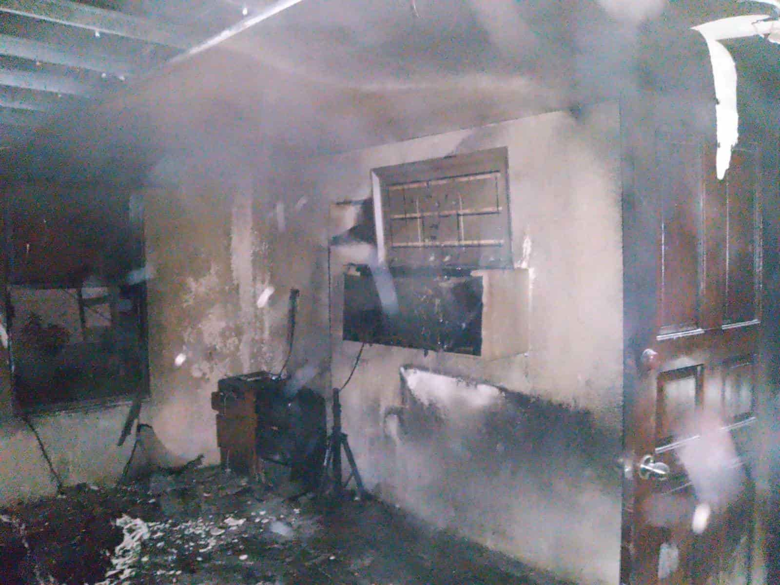 Fuego consume vivienda