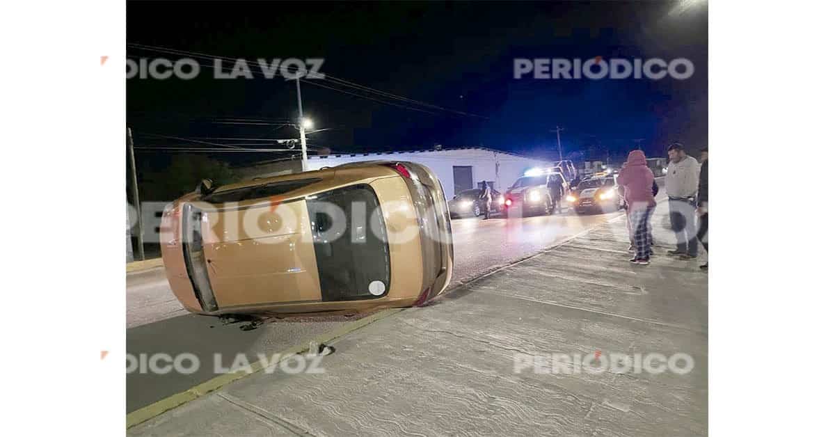 Vuelca familia en el San José