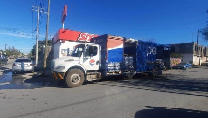 Por poco se incendia camión de refrescos