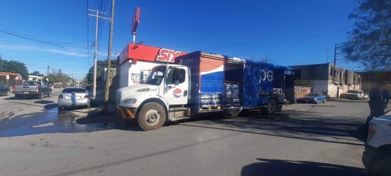 Por poco se incendia camión de refrescos