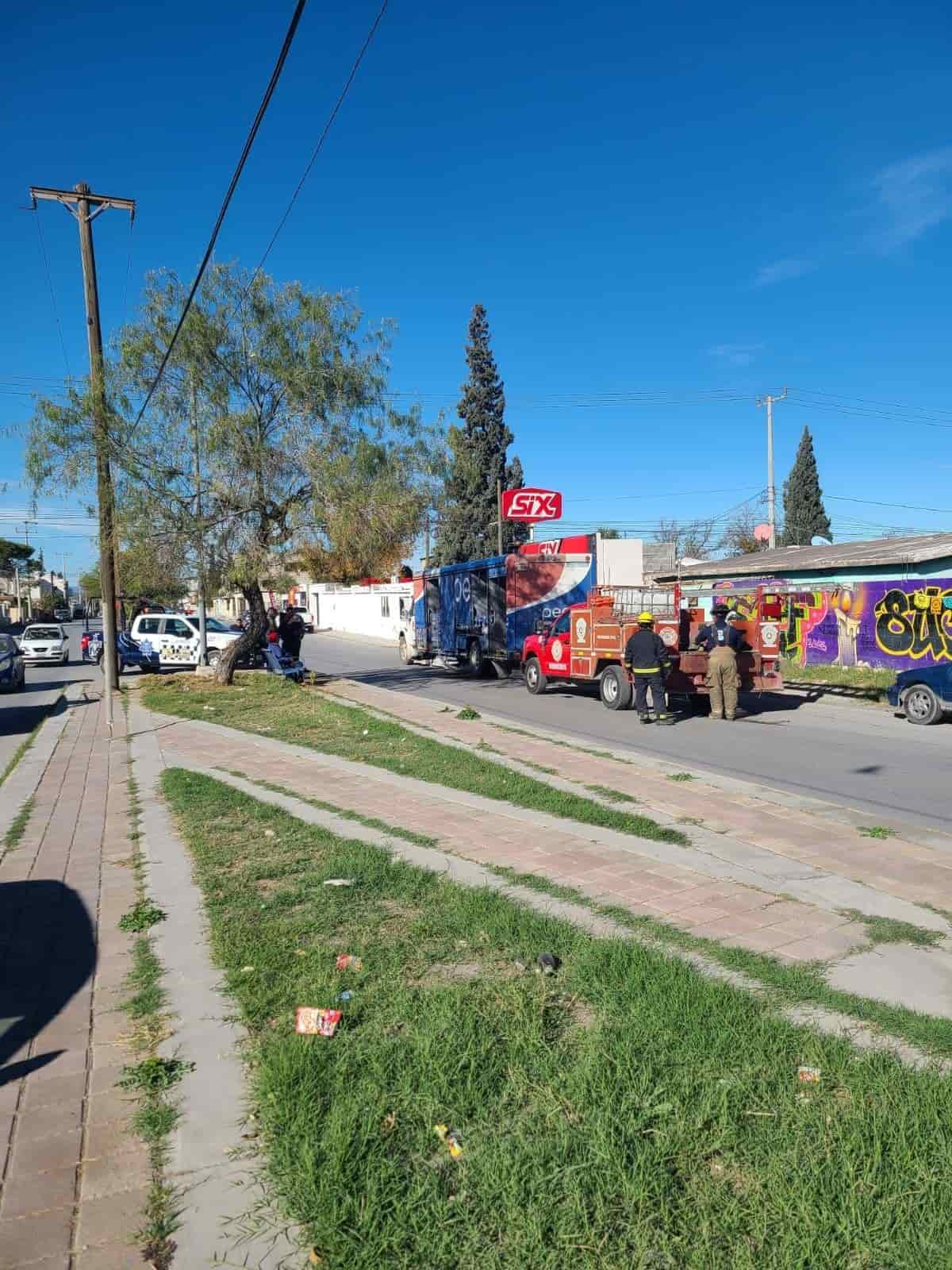 Por poco se incendia camión de refrescos