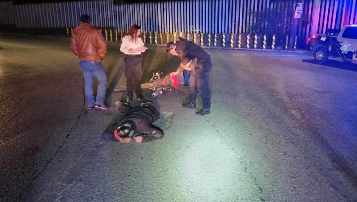 Acaba en el suelo al derrapar en moto