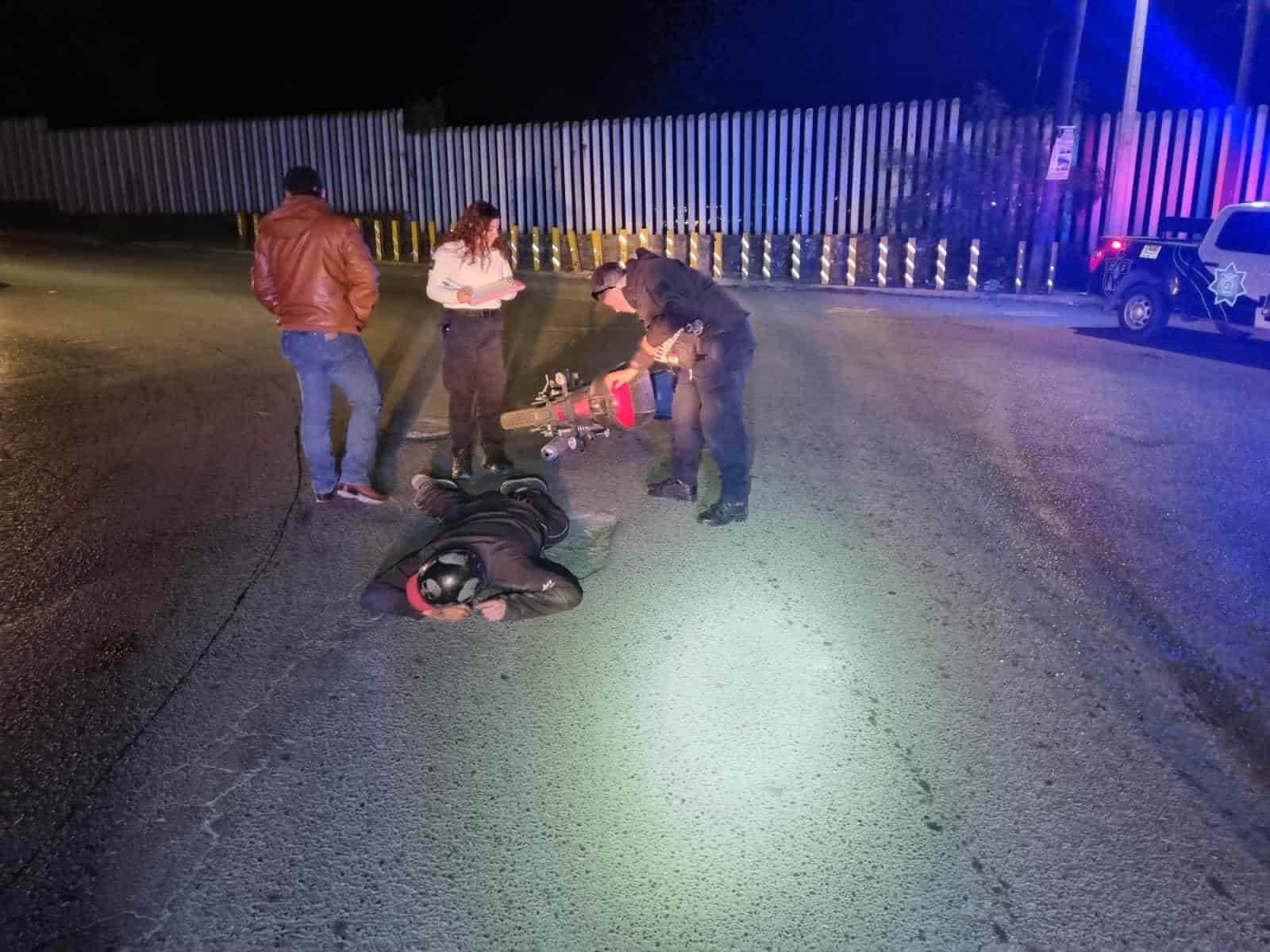 Acaba en el suelo al derrapar en moto