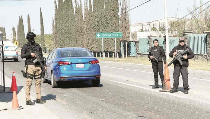 Analizan quitar capucha a policías