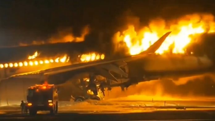 Se incendia avión en aeropuerto de Tokio con cientos de pasajeros