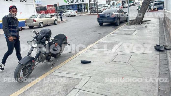 Chocan moto cuando estaba estacionada