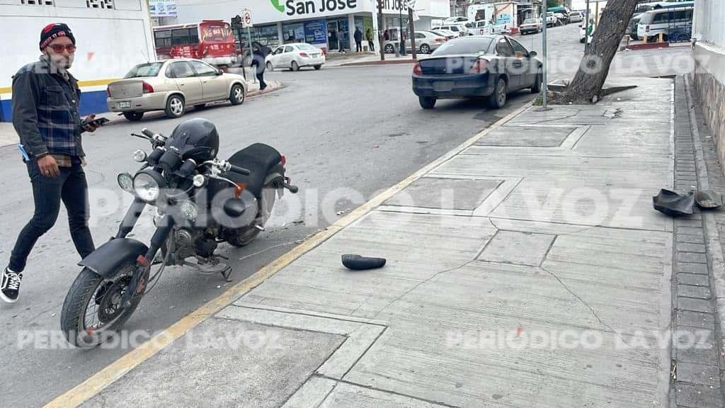 Chocan moto cuando estaba estacionada