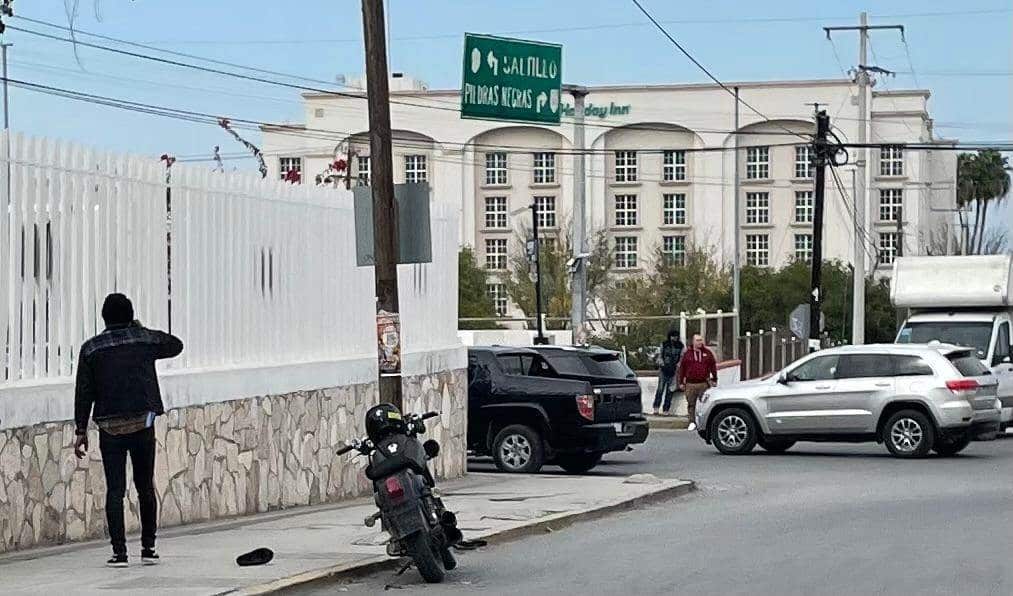 Chocan moto cuando estaba estacionada