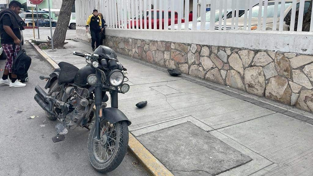 Chocan moto cuando estaba estacionada