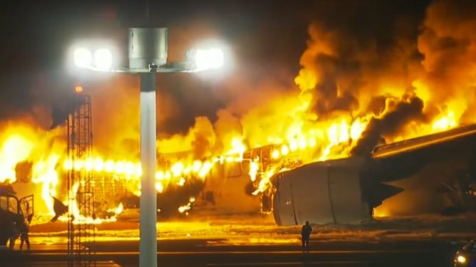 Avión choca en aeropuerto de Japón; reportan cinco muertos.