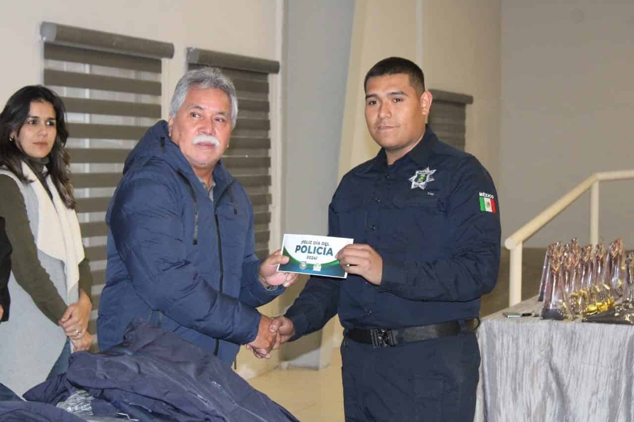 Festejan a policías del municipio de Nava