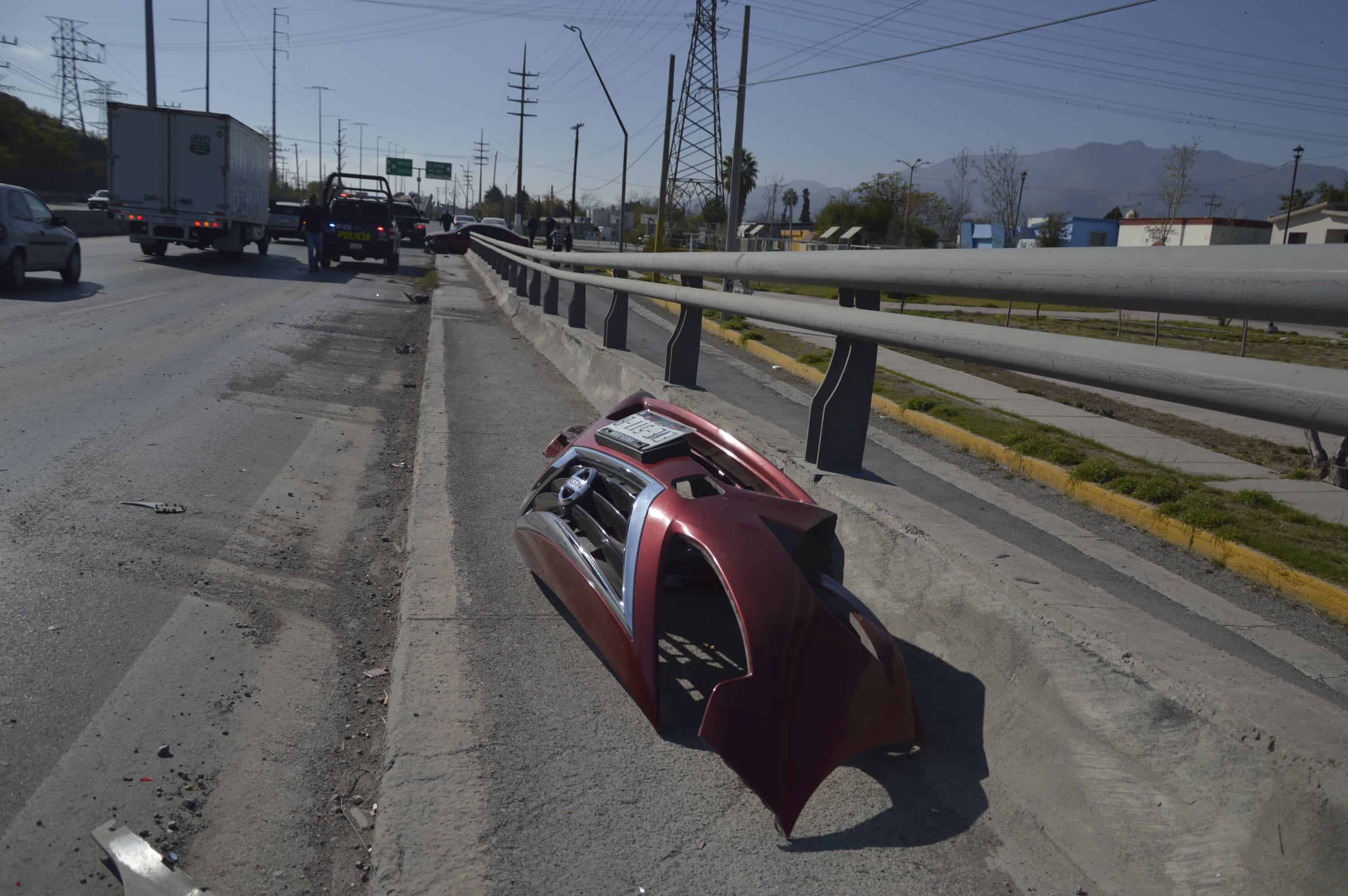 Lo choca ‘troca’ fantasma y rebota en puente de AHMSA