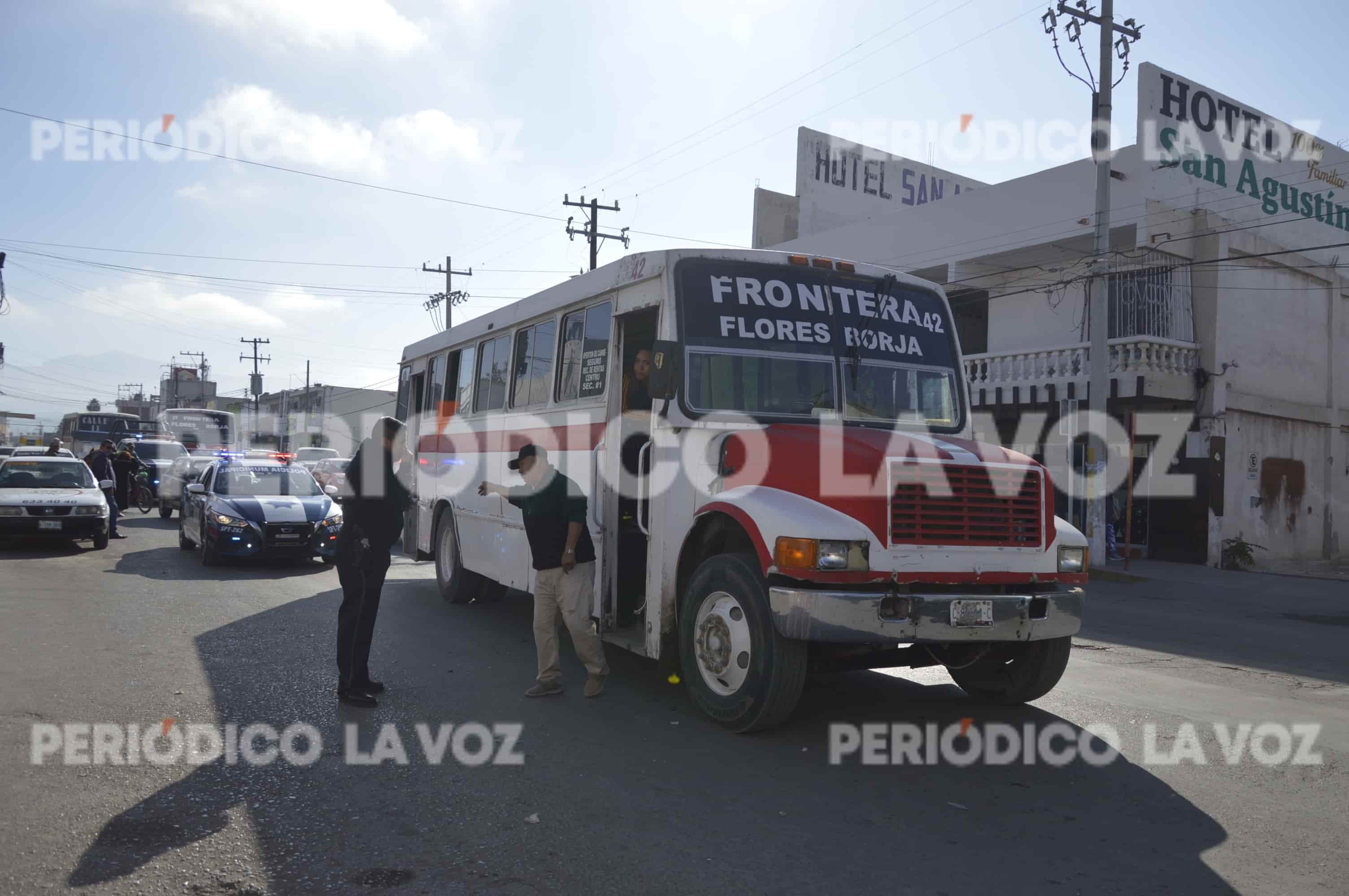 Le arranca defensa a taxi camión de la Flores – Borja