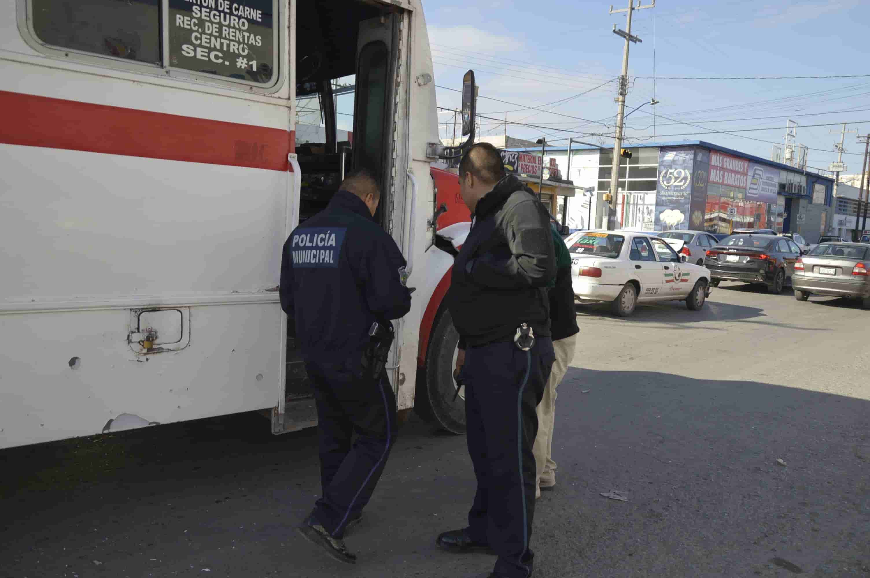 Le arranca defensa a taxi camión de la Flores – Borja