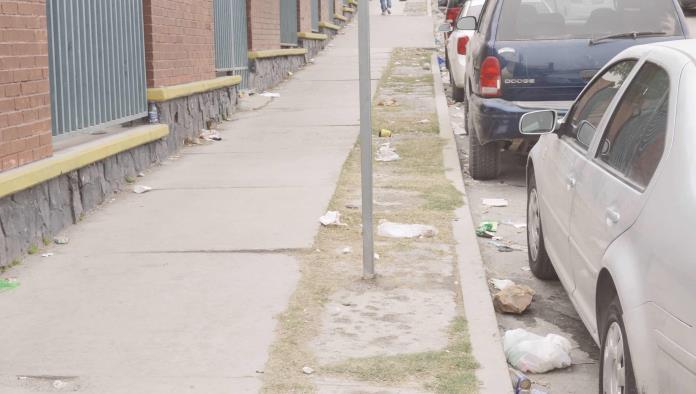 Inundada de basura banqueta del IMSS