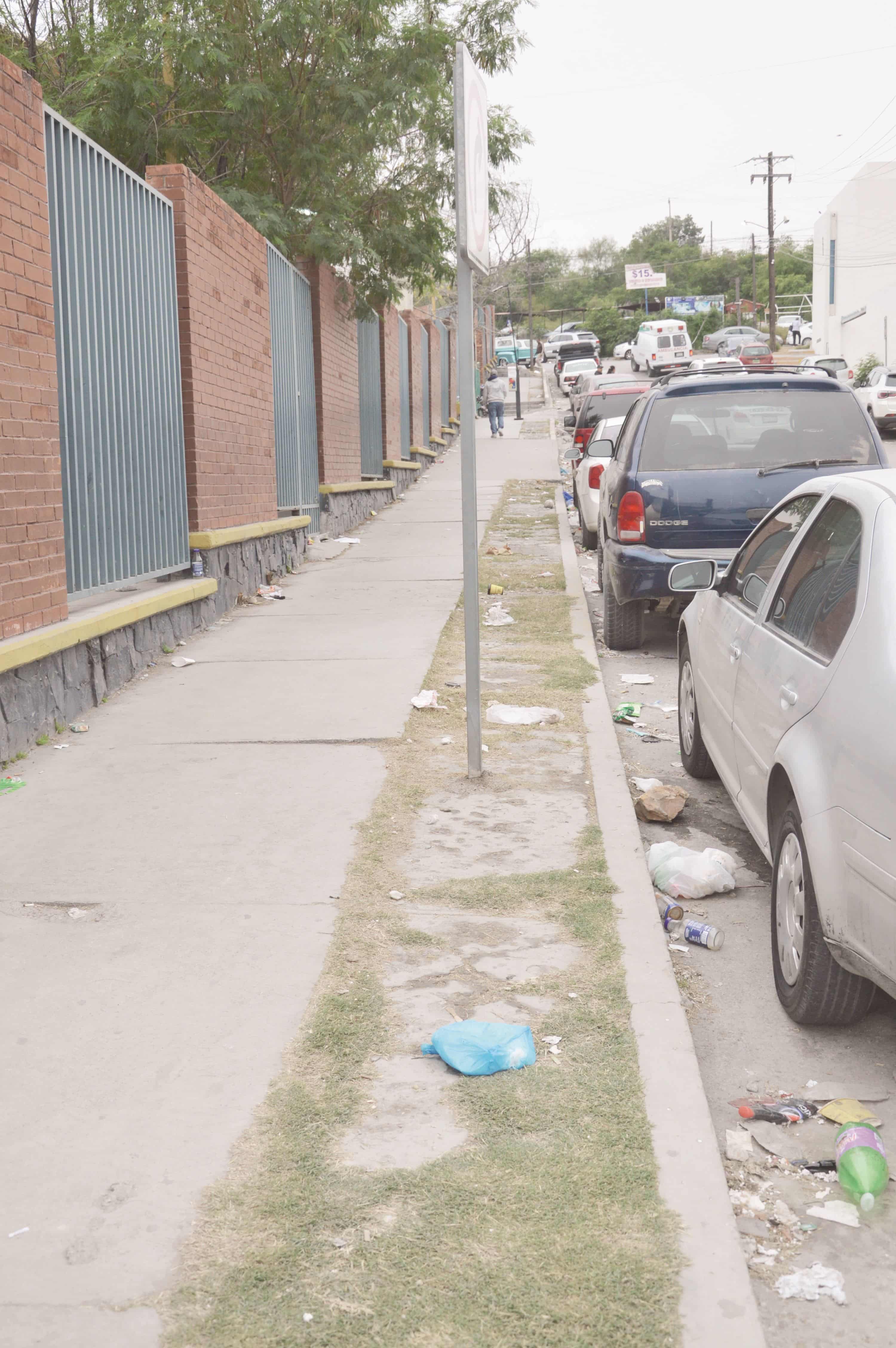 Inundada de basura banqueta del IMSS