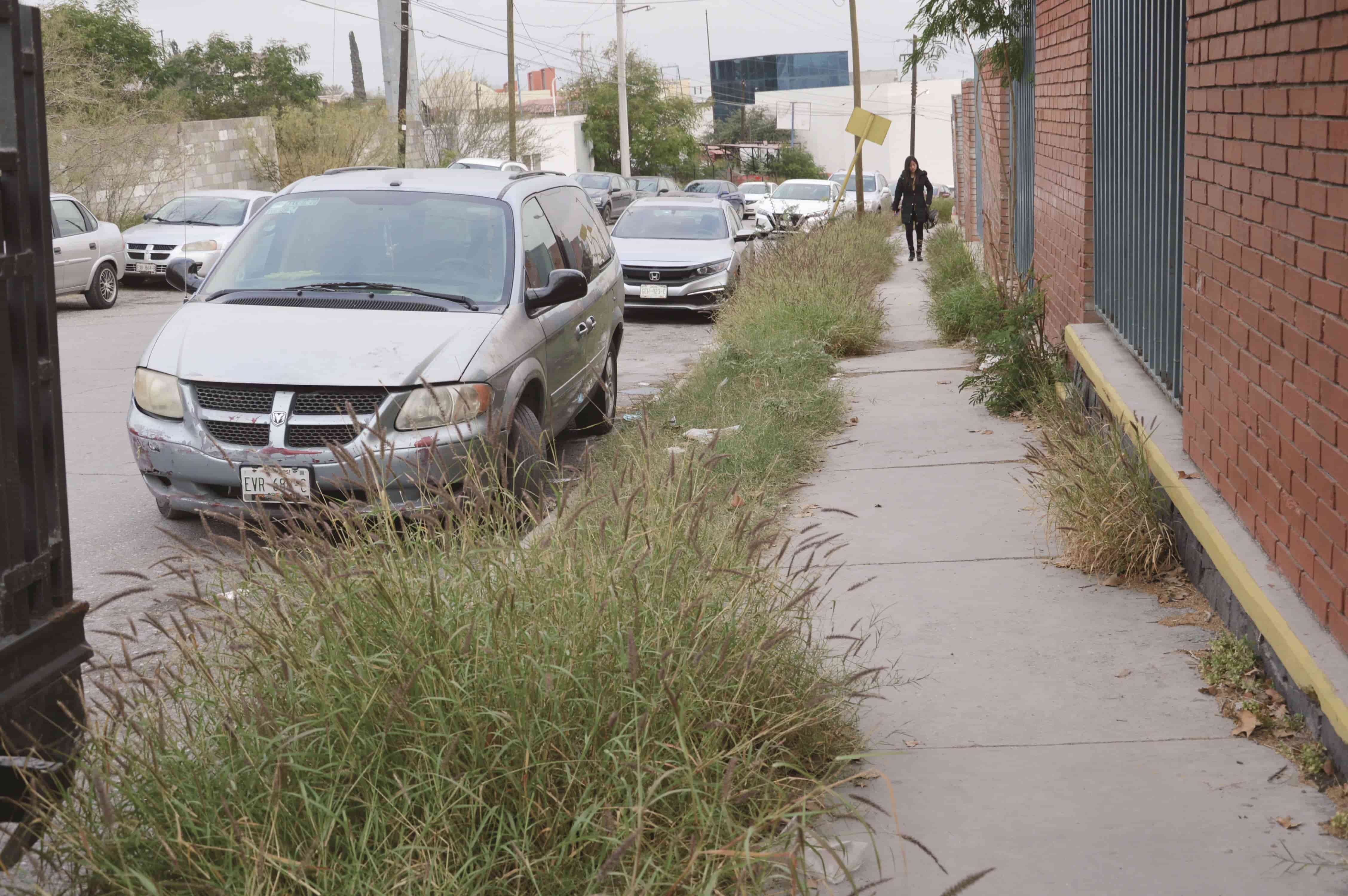 Inundada de basura banqueta del IMSS