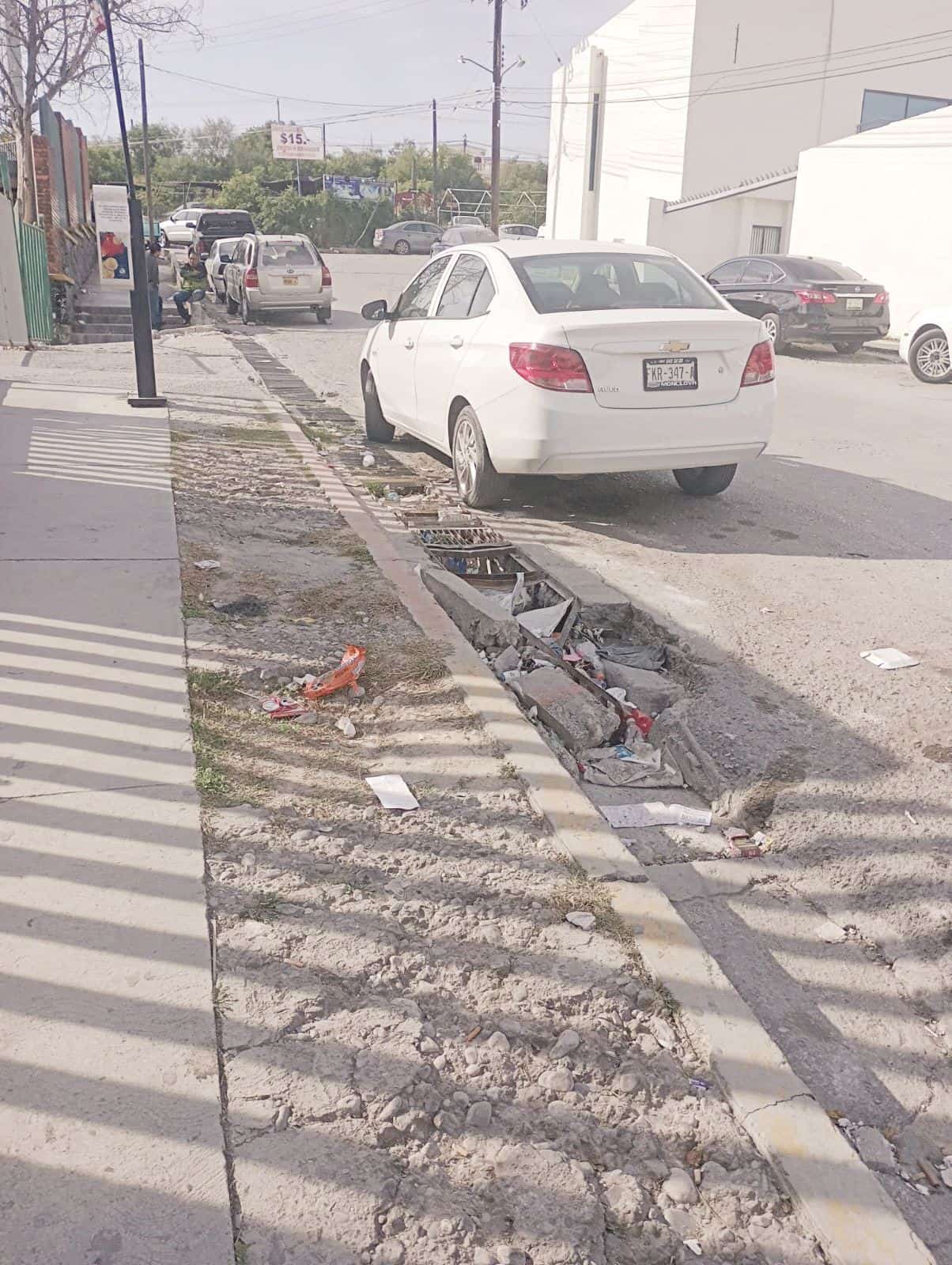 Inundada de basura banqueta del IMSS