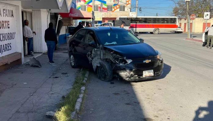 Le ‘saca’ a auto y se estampa en ferretera