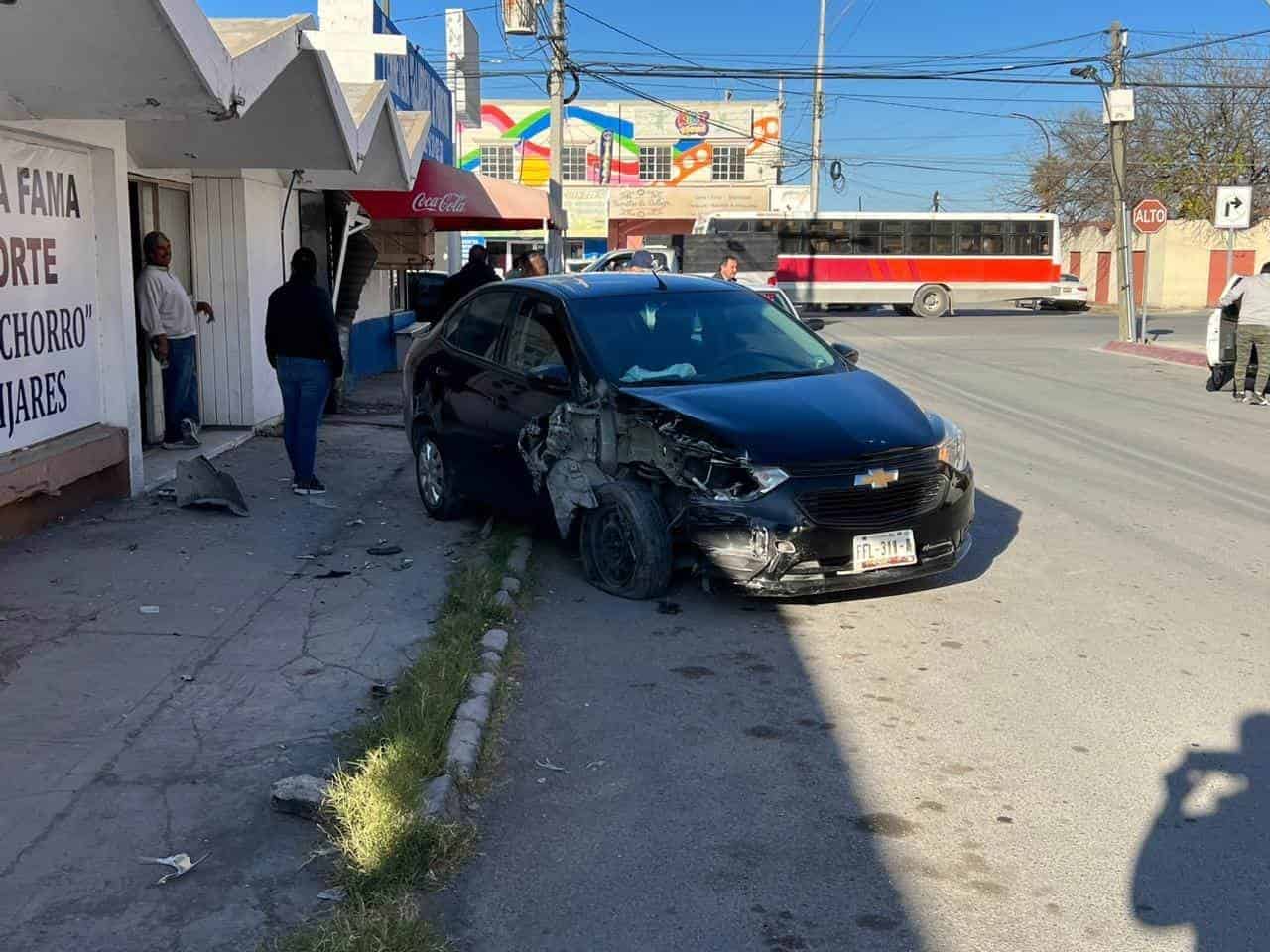 Le ‘saca’ a auto y se estampa en ferretera