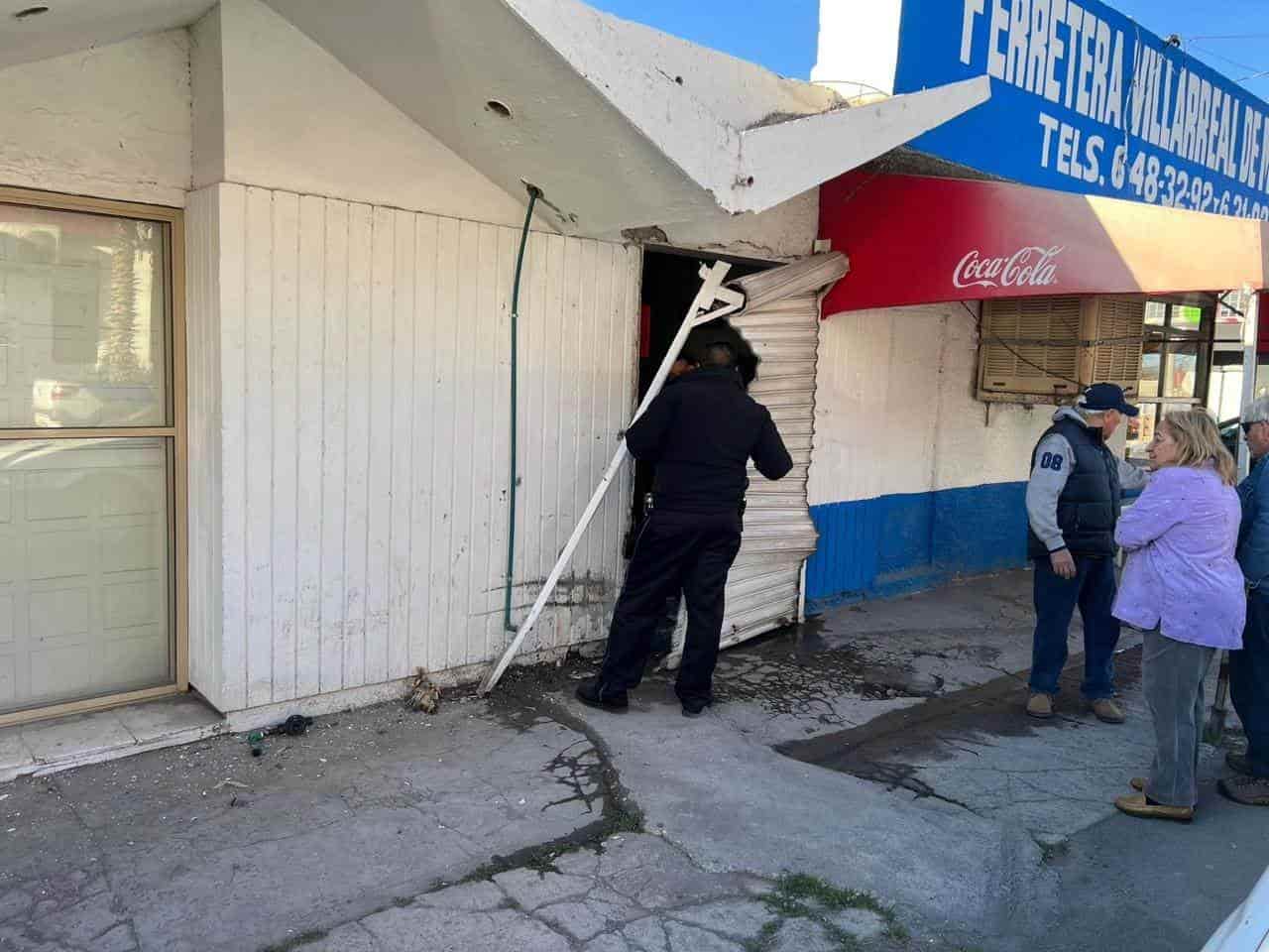 Le ‘saca’ a auto y se estampa en ferretera