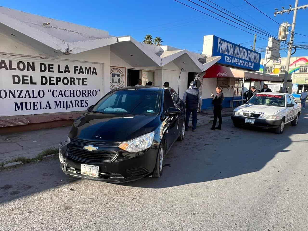 Le ‘saca’ a auto y se estampa en ferretera