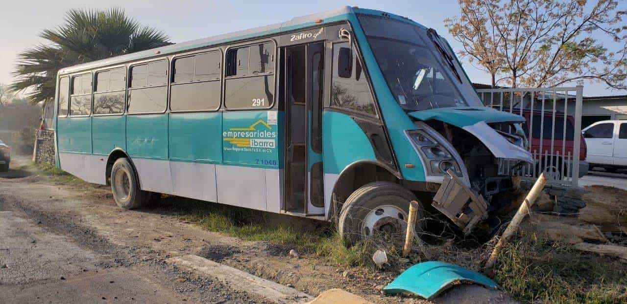 Impacta barda con su AUTOBÚS y se la a la FUGA