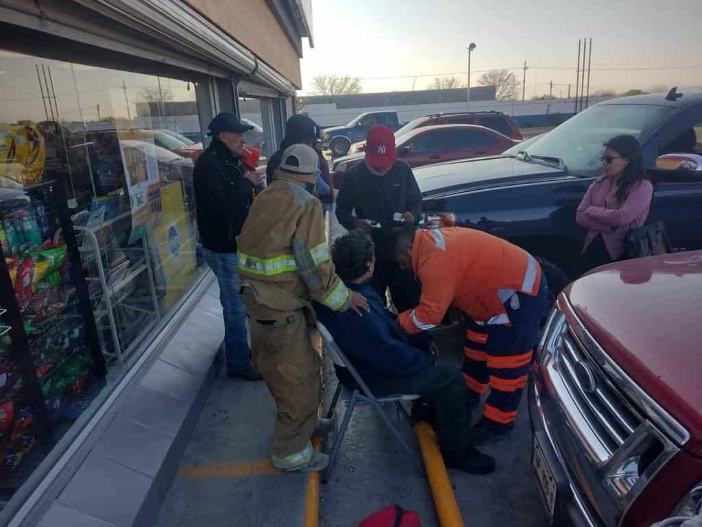 Se descompensa paisano en estación de servicio