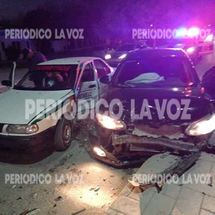 Le pega taxi y choca camellón