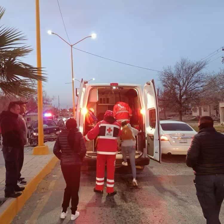 Le pega taxi y choca camellón